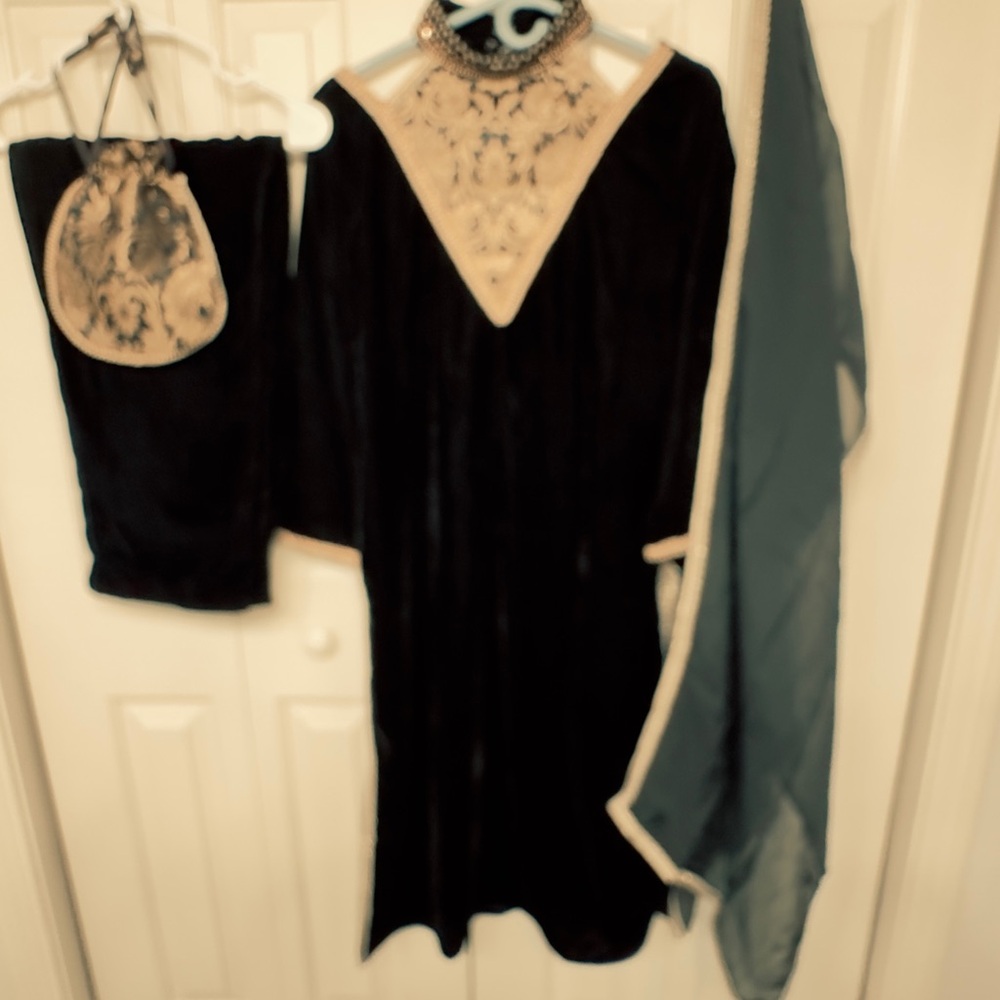 Sale‼️Black and Gold Velvet Salwaar Kameez cold shoulder neck 23”